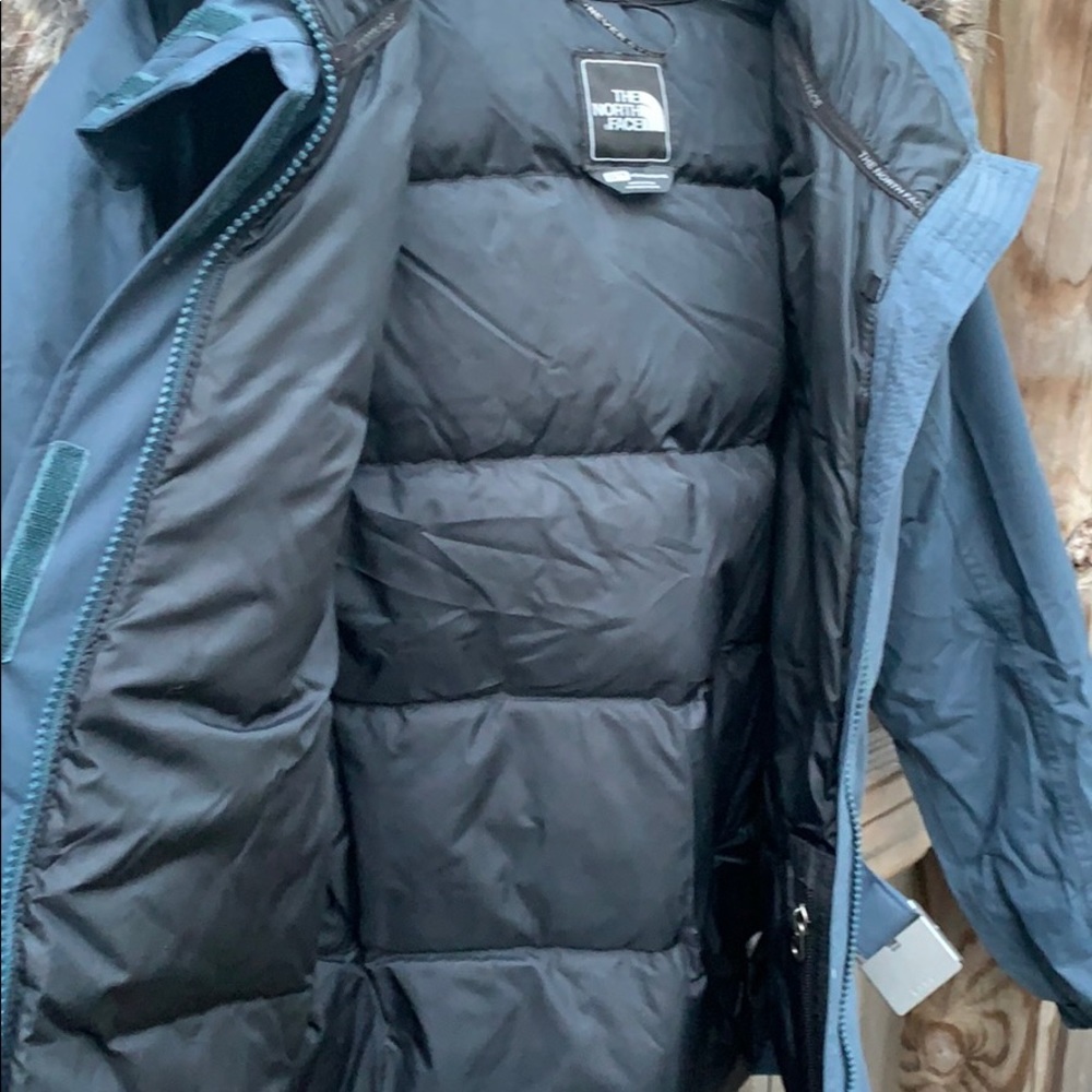 The North Face XS goose down filled hooded coat. - Picture 4 of 9